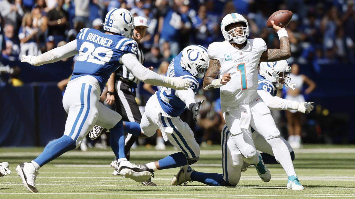 El quarterback de los Dolphins de Miami Tua Tagovailoa (1) trata de pasar el ovoide ante la defensa de los Colts, en el partido celebrado el 7 de septiembre de 2025 en el Lucas Oil Stadium en Indianápolis, Indiana.