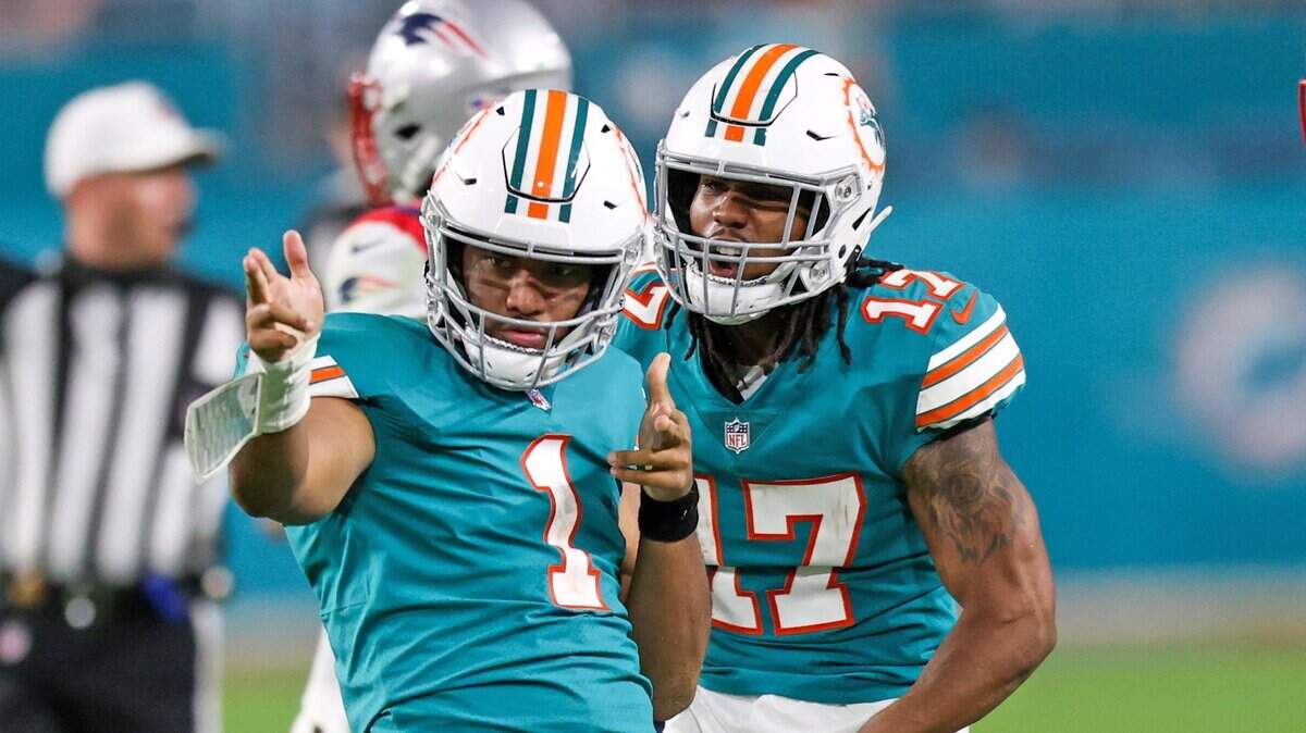 El quarterback de los Dolphins Tua Tagovailoa celebrate con Jaylen Waddle (17) tras lograr un primer down en el partido ante los Patriots de New England, celebrado el 9 de enero de 2022 en el Hard Rock Stadium en Miami Gardens.
