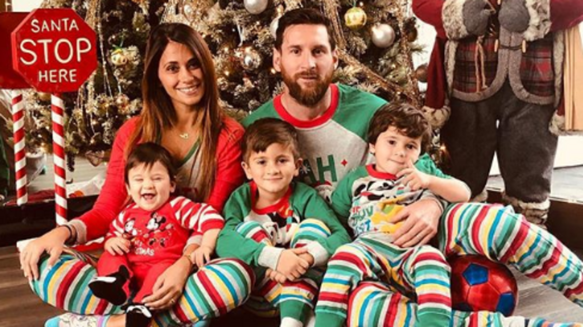 A 22 horas de su publicación en la Noche Buena, la imagen de los cinco Messi vestidos con pijamas verdes, rojos y blancos rayados, sentados en el suelo, frente a un enorme árbol de Navidad y un Papá Noel acumuló 1.368.000 de ‘likes’, cifra que sube en cada instante.