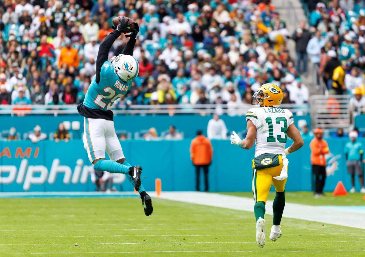 El cornerback de los Dolphins Xavien Howard (25) bloquea un pase al wide receiver de los Packers de Green Bay Allen Lazard, en el partido celebrado el 25 de diciembre de 2022 en Miami Garden, Florida.