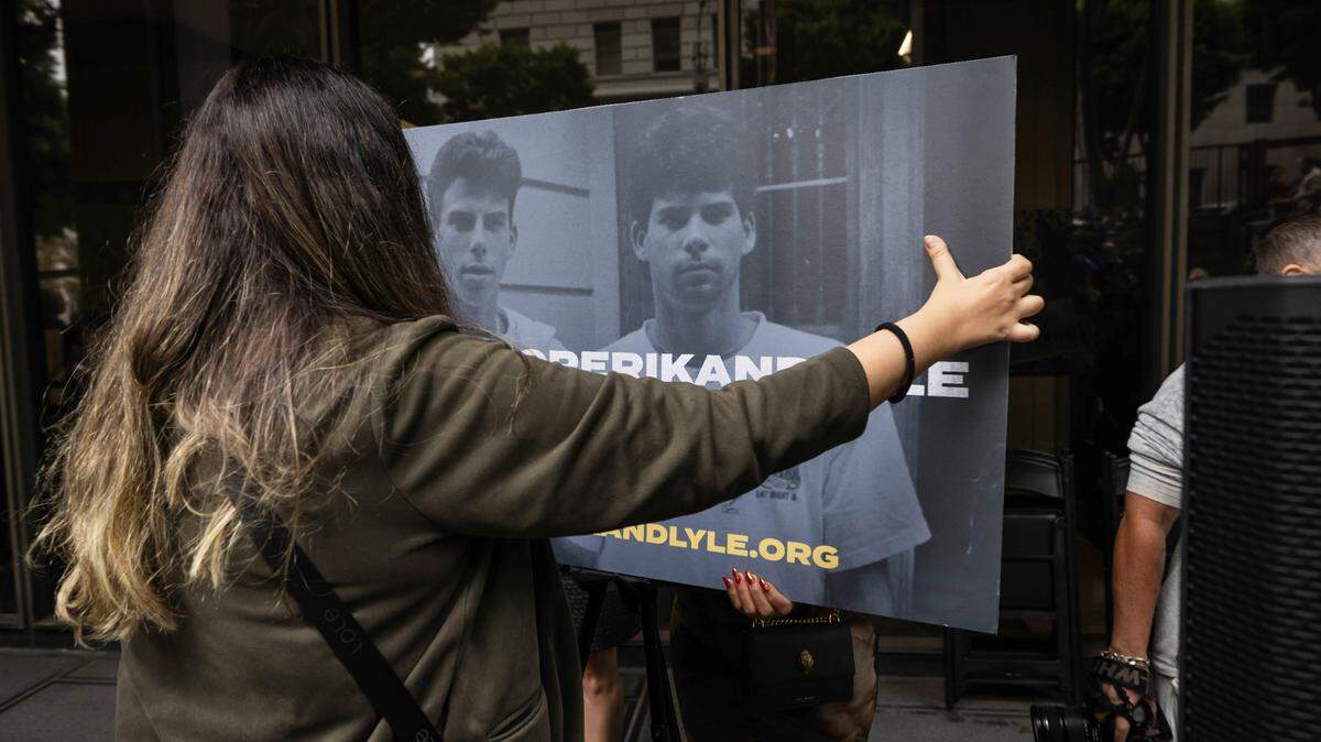 Familiares y simpatizantes de los hermanos Lyle y Erick Menéndez, condenados en 1996 por asesinar a sus padres, dan una conferencia de prensa sobre el caso, el 16 de octubre de 2024, en Los Ángeles.