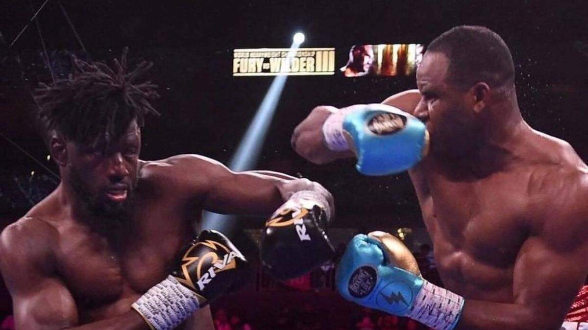 El cubano Frank Sánchez (der.) tendrá la oportunidad de convertirse en retador número uno al título mundial pesado en un duelo crucial contra Efe Ajagba. 