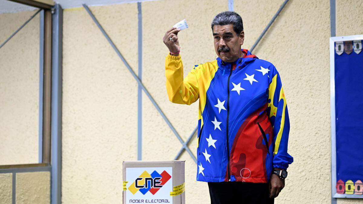 El gobernante venezolano Nicolás Maduro se prepara para depositar su voto en las elecciones presidenciales, en Caracas, el domingo 28 de julio de 2024. 