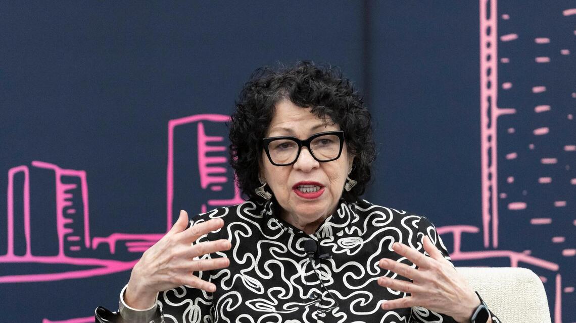 La jueza Sotomayor trae sus raíces latinas a Miami y tiene un mensaje para los jóvenes