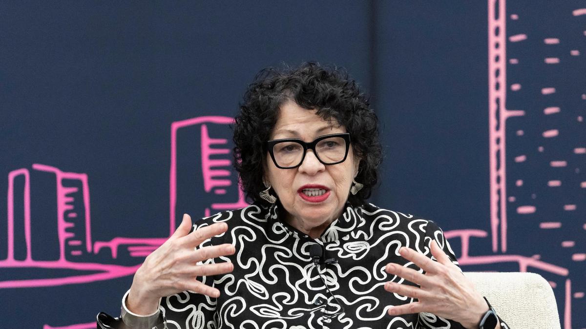 La jueza de la Corte Suprema de los Estados Unidos, Sonia Sotomayor, habla en el campus Padrón del Miami Dade College el martes 11 de febrero de 2025, en Miami, Florida.