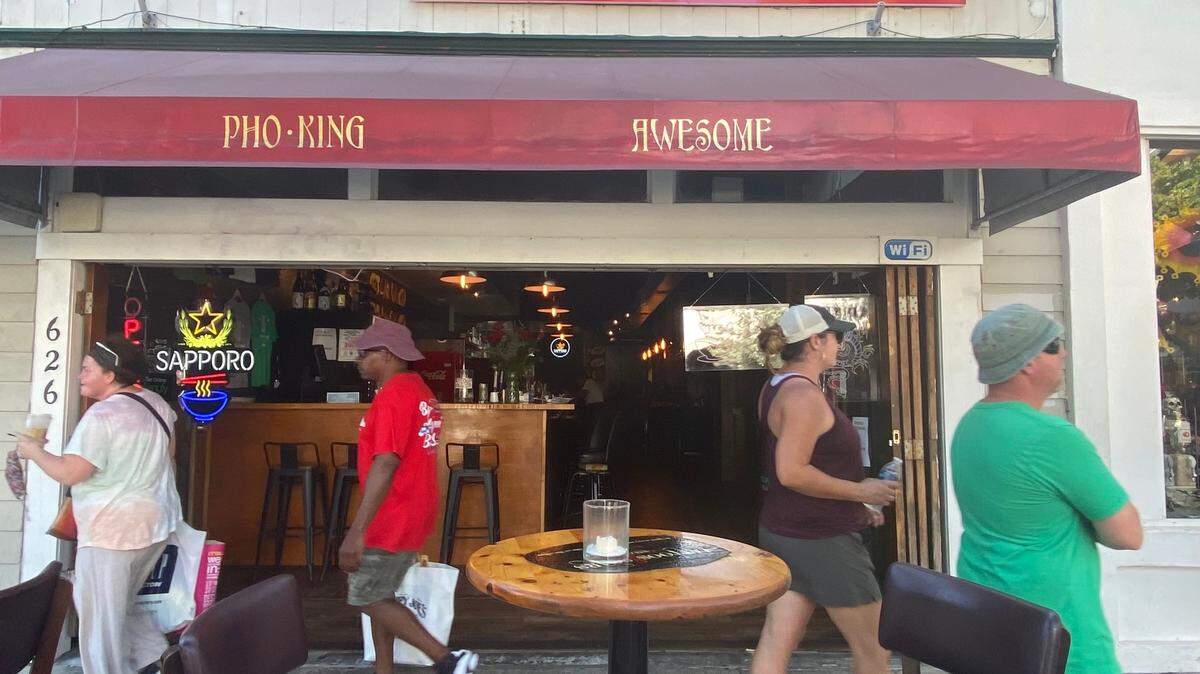 Pho King Awesome Sake & Noodle Bar abrió en el 2020 en Duval Street, Cayo Hueso.