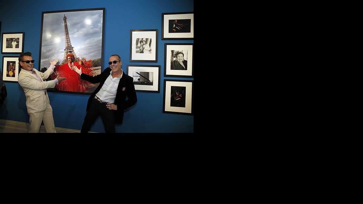 
Alexis Rodríguez Duarte y Tico Torres, junto al retrato de Celia Cruz, realizado por Alexis, en la apertura de la exposición “Cuba Out of Cuba’’ en la Torre de la Libertad de Miami.


