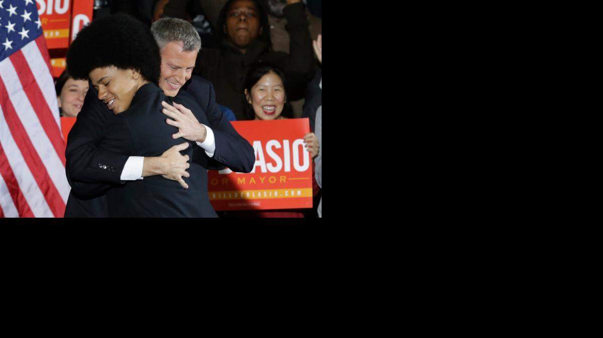 
El alcalde neoyorquino Bill de Blasio abraza a su hijo Dante luego de que fuera elegido alcalde hace un año. 
