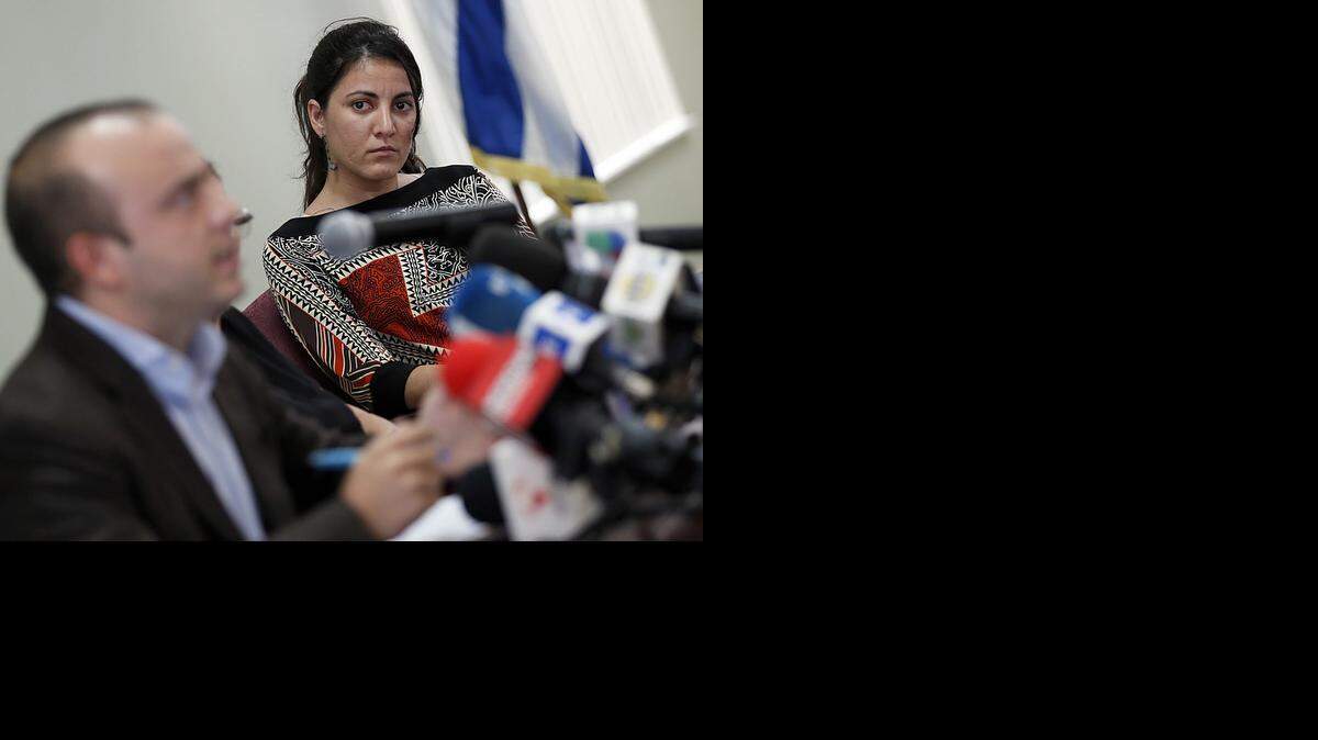 
Rosa María Payá, hija del fallecido disidente cubano Oswaldo Payá, acompaña al dirigente español Ángel Carromero durante una rueda de prensa el viernes en La Ermita de la Caridad en Miami. 
