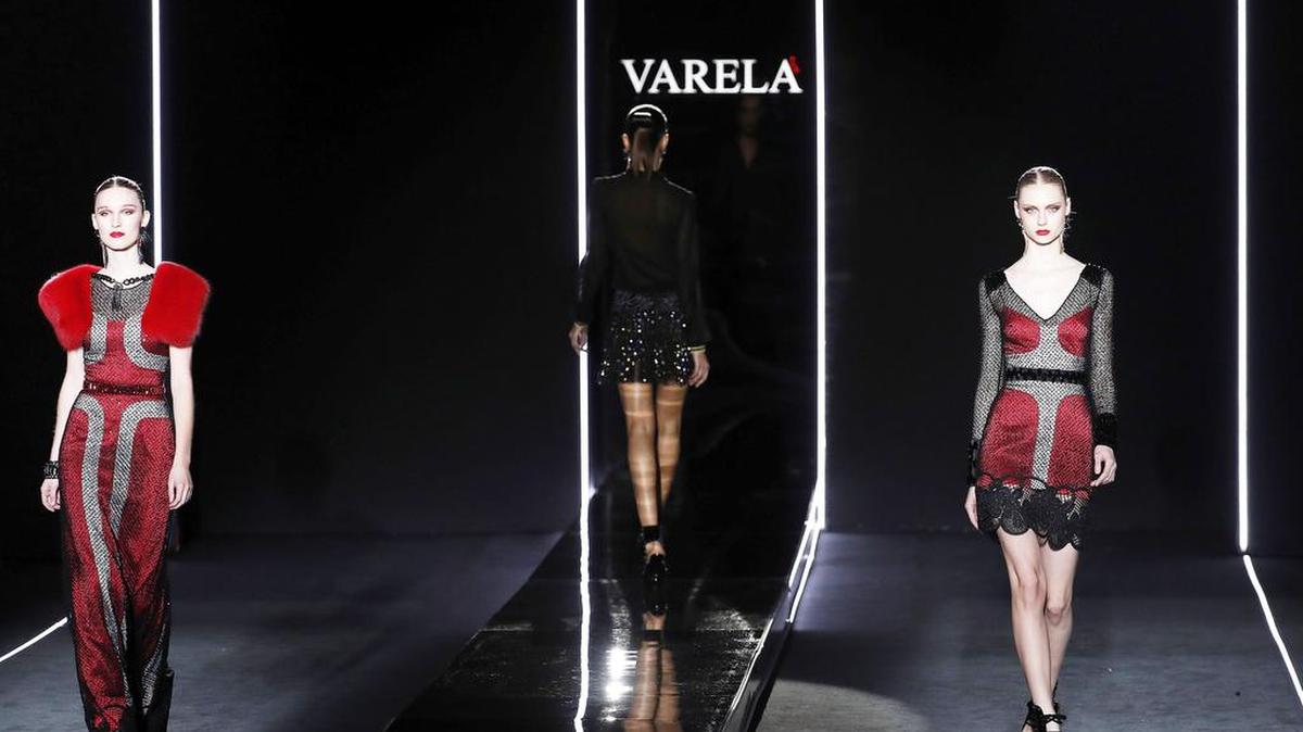 Varias modelos lucen las creaciones de Felipe Varela para la temporada otoño-invierno 2016-17, durante su desfile en la quinta jornada de la 63 edición de la Mercedes-Benz Fashion Week Madrid.