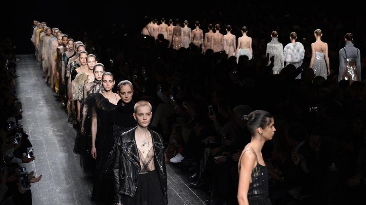 Modelos lucen creaciones de la colección prêt-à-porter otoño-invierno 2016/2017 de la firma Valentino durante la Semana de la Moda de París, en Francia, hoy 8 de marzo de 2016.