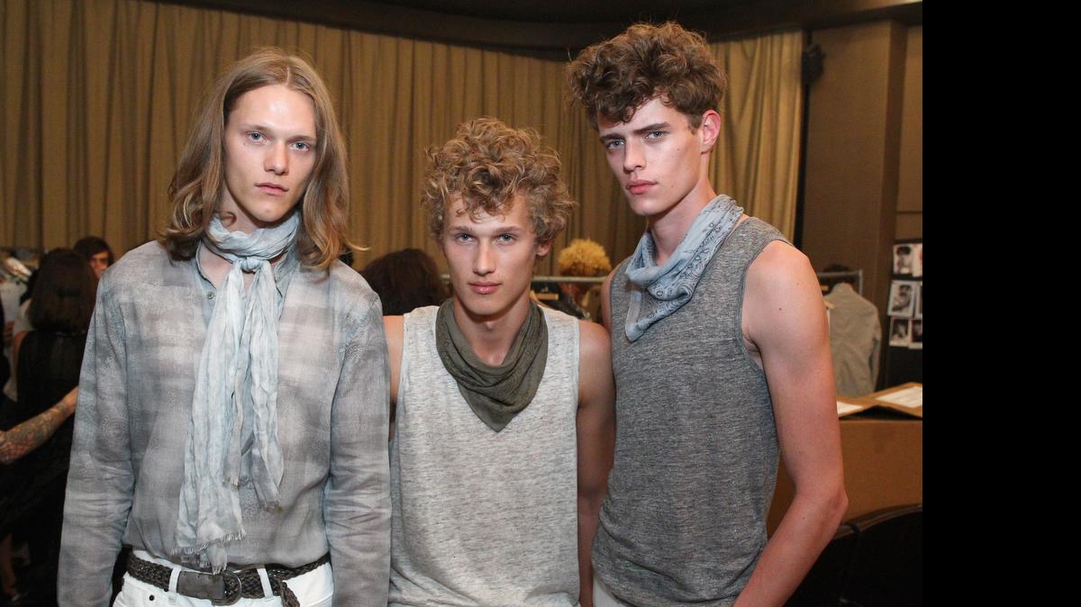 Modelos durante el desfile de moda Primavera/Verano 2017 de John Varvatos, en The Django at Roxy Hotel, Nueva York, el pasado 14 de julio. Con esta colección Varvatos echa un mirada melancólica al pasado, incorporando un espectro de signos de ropa masculina actualizados como sello de la marca.