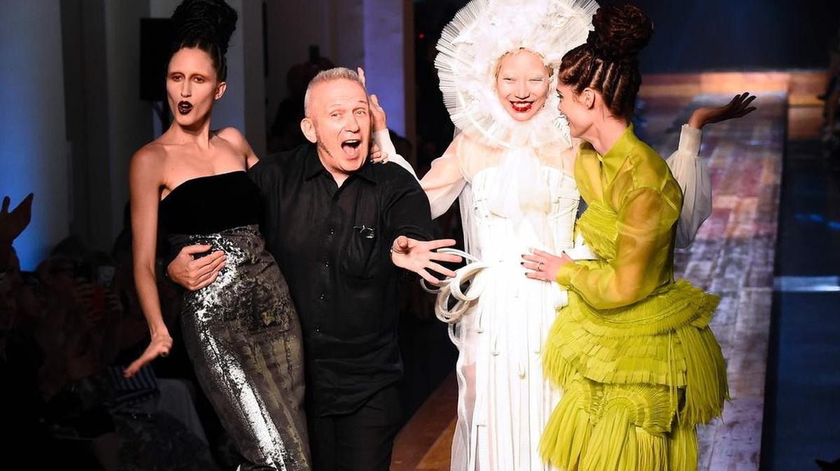El diseñador francés Jean Paul Gaultier posa con sus modelos, el 6 de julio, durante el desfile de despedida de la Semana de la Moda de París.