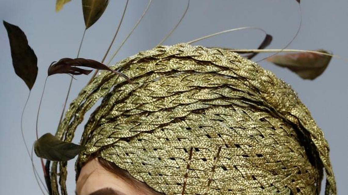 Una modelo presenta una creación de la marca de ropa rusa Milinery durante la Chapeau 2017.