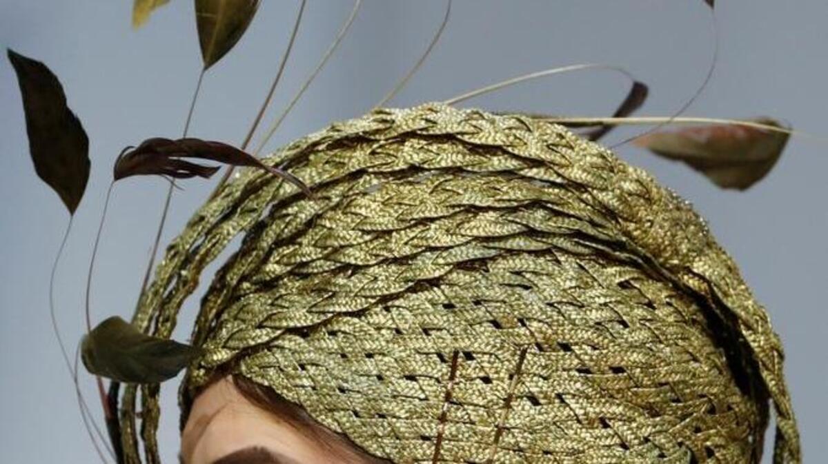 Una modelo presenta una creación de la marca de ropa rusa Milinery durante la Chapeau 2017.