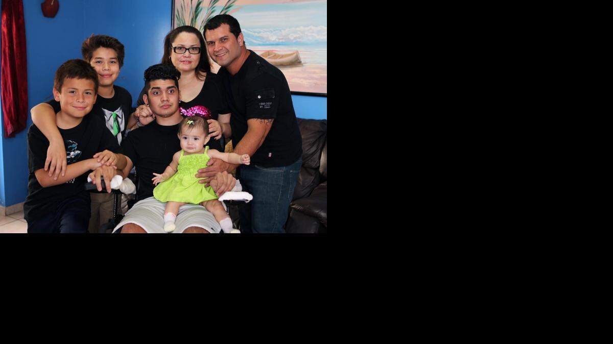 
La familia Argüello en su casa de Hialeah. De izq. a der.: Kevin, Christian, Cristina, Humberto y Kenny (centro), con la pequeña Chaylie sentada en sus piernas.
.

