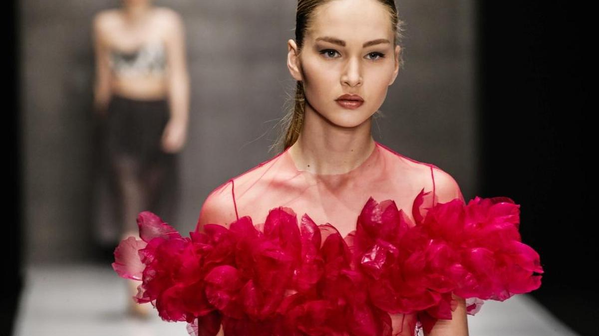 Diseño de Uzbek para Zulfiya Sulton durante la Mercedes-Benz Fashion Week en Rusia.