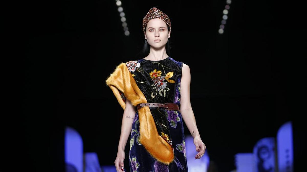 Una modelo presenta hoy, 11 de febrero de 2016 una creación de la marca española Desigual para la temporada otoño-invierno durante la semana de la Moda de Nueva York (Estados Unidos).