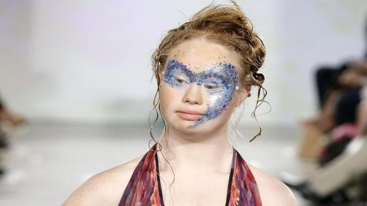 
La modelo australiana Madeline Stuart, quien tiene síndrome de Down, posa en la pista durante la colección Primavera 2016 por FTL Moda durante la Semana de la Moda de Nueva York en Nueva York, Nueva York, EE.UU., 13 de Septiembre de 2015. 

