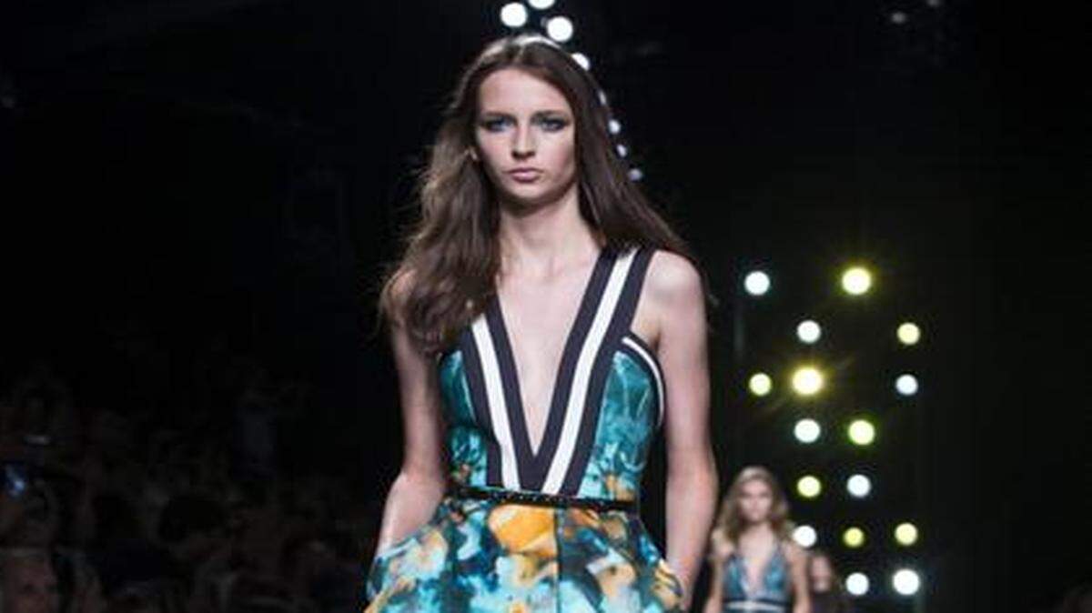 
El colorido y el escote en ‘V’ de este vestido de Elie Saab, agregan un toque alegre y arriesgado al vestuario para estas fiestas navideñas.
