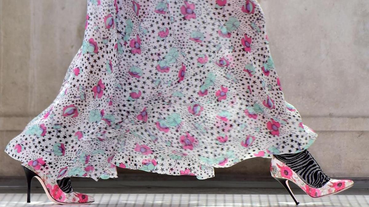 
Una modelo muestra uno de los diseños del italiano Giambattista Valli, el viernes 25 de septiembre, durante la Semana de la Moda de Milán. 
