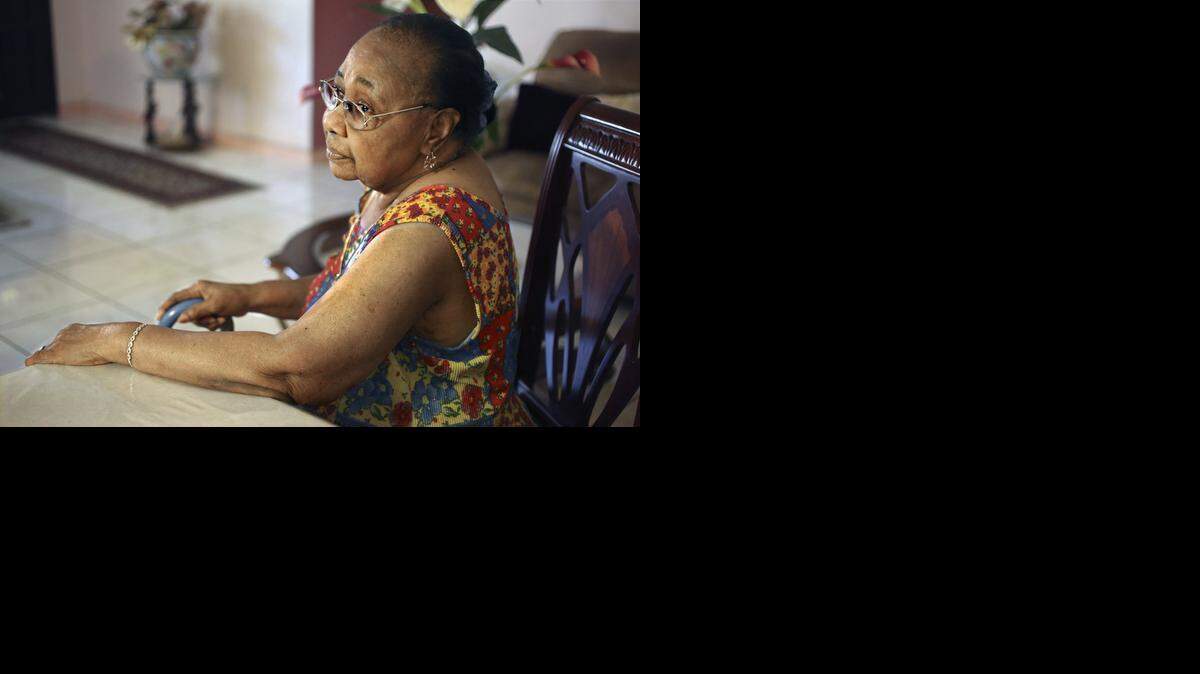 
Carmina Peralte, a sus 80 años, se enorgullece de mantener su casa inmaculada a pesar de las reparaciones que necesita.
