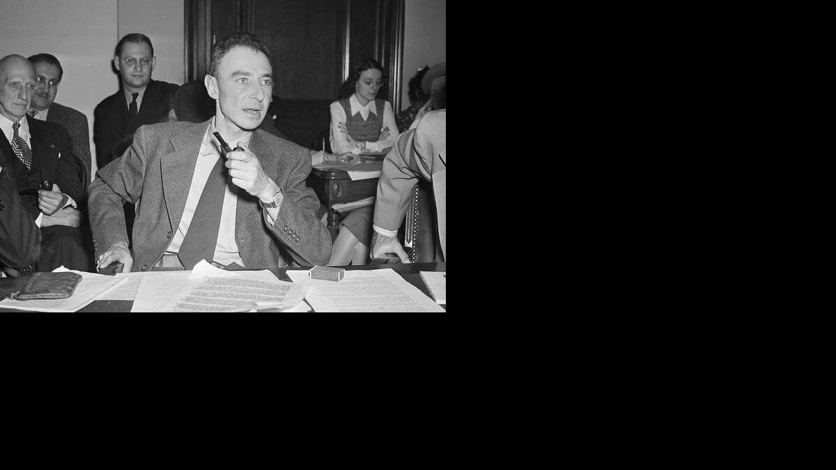 
El doctor J. Robert Oppenheimer del laboratorio donde se creó la bomba atómica, testifica ante la Comisión de Asuntos Militares del Senado en Washington. La foto data de 1945.


