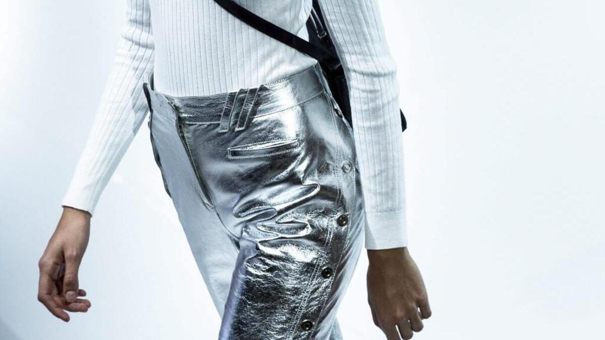 
Una modelo luce una creación de la colección Primavera/Verano 2016 Ready to Wear de los diseñadores Arnaud Vaillant y Sebastian Meyer para Courreges en la Semana de la Moda de París (Francia) hoy, 30 de septiembre de 2015.
