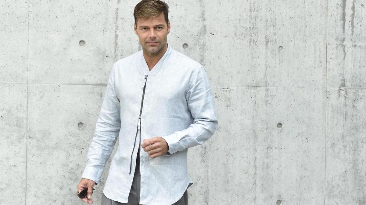 El cantante puertorriqueño Ricky Martin acude a la presentación de la colección masculina primavera/verano 2017 del diseñador italiano Giorgio Armani, durante la Semana de la Moda de Milán.