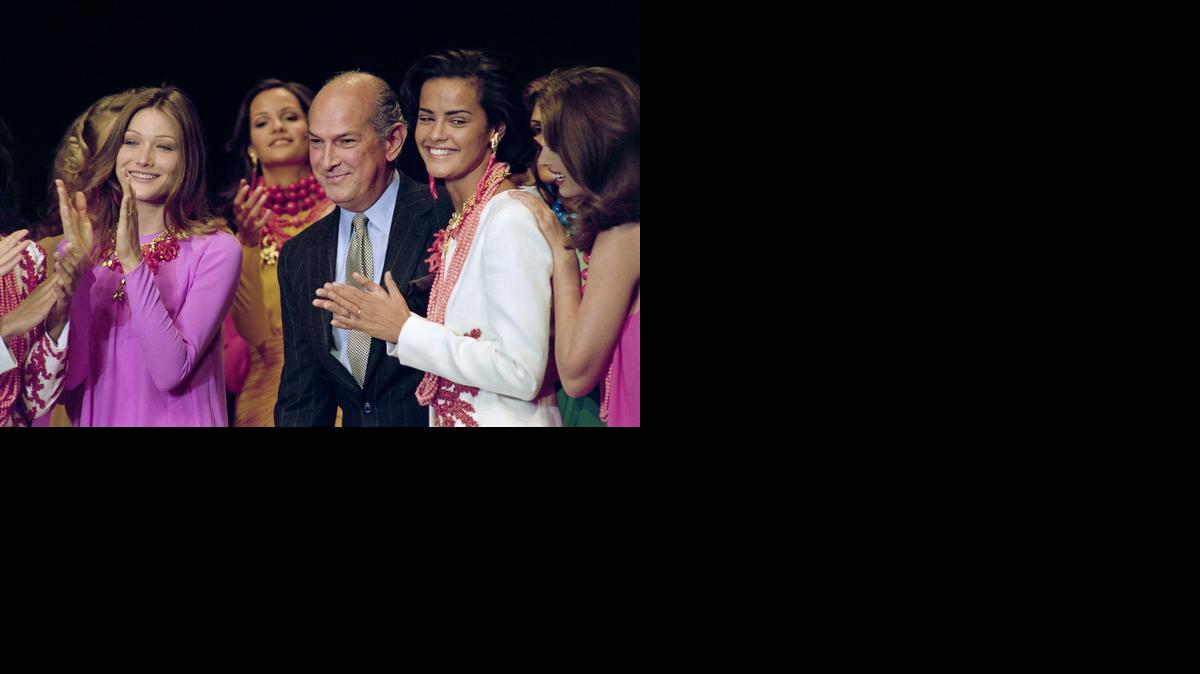 
El diseñador Oscar de la Renta al término de un desfile de modas en París en 1992. Junto a él Carla Bruni (izq.) y otras modelos.


