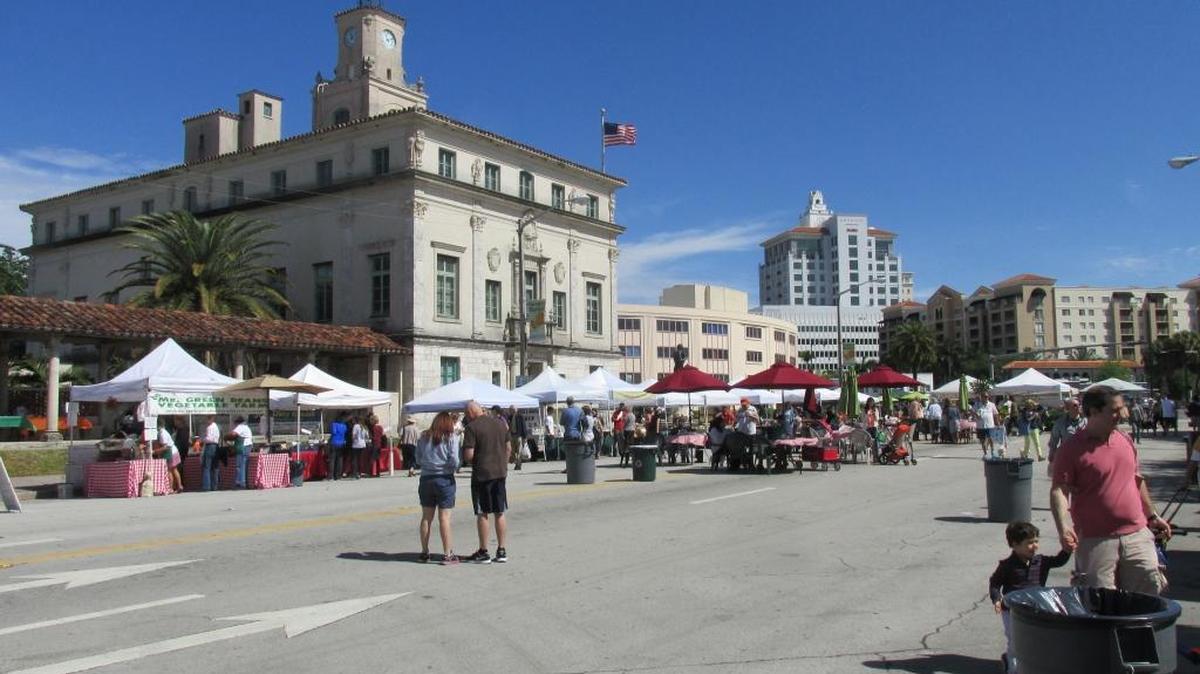El mercadito (Farmer's Market) de Coral Gables, entre el edificio de la Alcaldía y Merryck Park, es una gran tradicion de la zona, donde los vecinos hasta llevan sus perros a pasear.