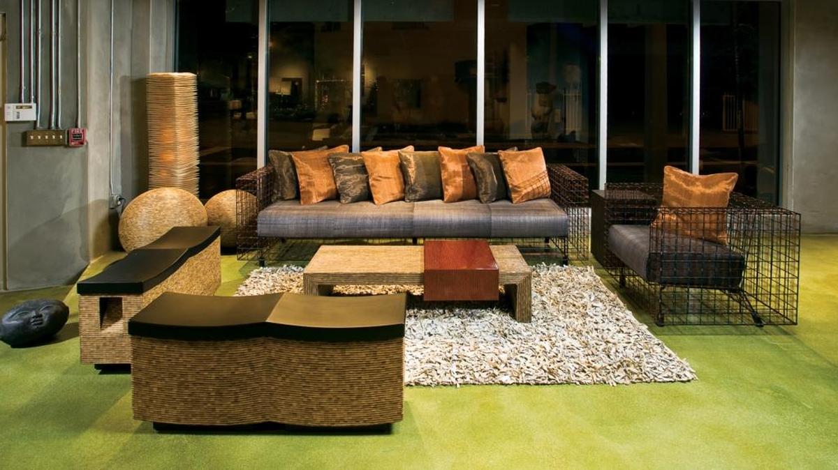 Puede engañar al ojo colocando una alfombra más grande y económica debajo de ella. Es uno de los trucos que utilizan mucho los decoradores hoy en día.