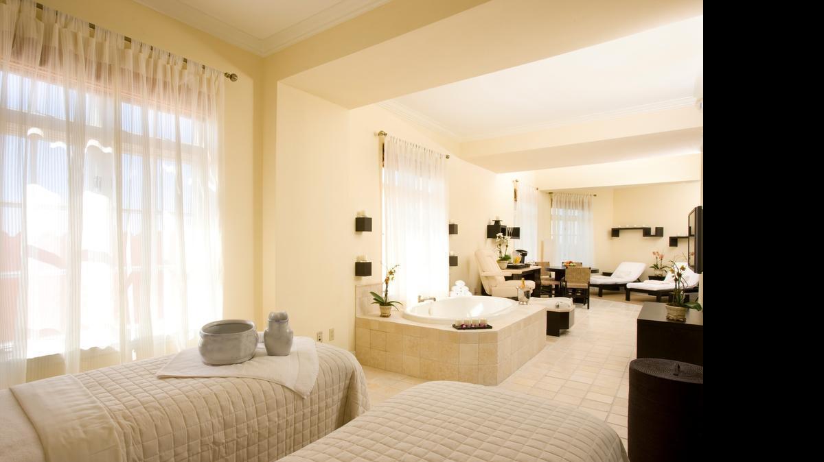 
El hotel Biltmore; el tradicional hotel de Coral Gables también conforma la lista de spas que se han adherido al especial, con tratamientos como el facial ‘Ultimate Face Lift’.

