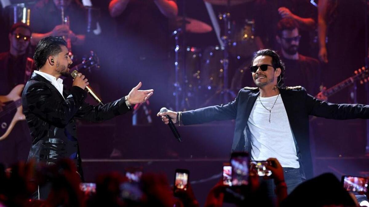 Maluma y Marc Anthony en el escenario de los Premios Juventud.