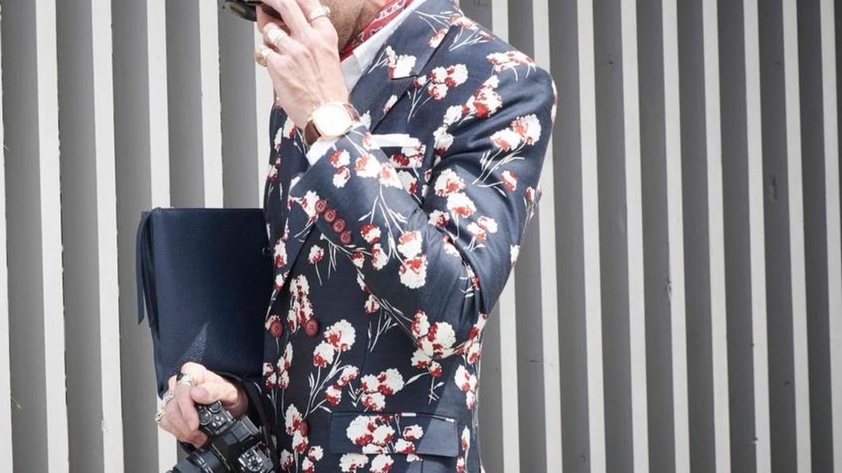 Colores llamativos, estampados atrevidos y americana con pantalón configuran el nuevo uniforme del hombre.
