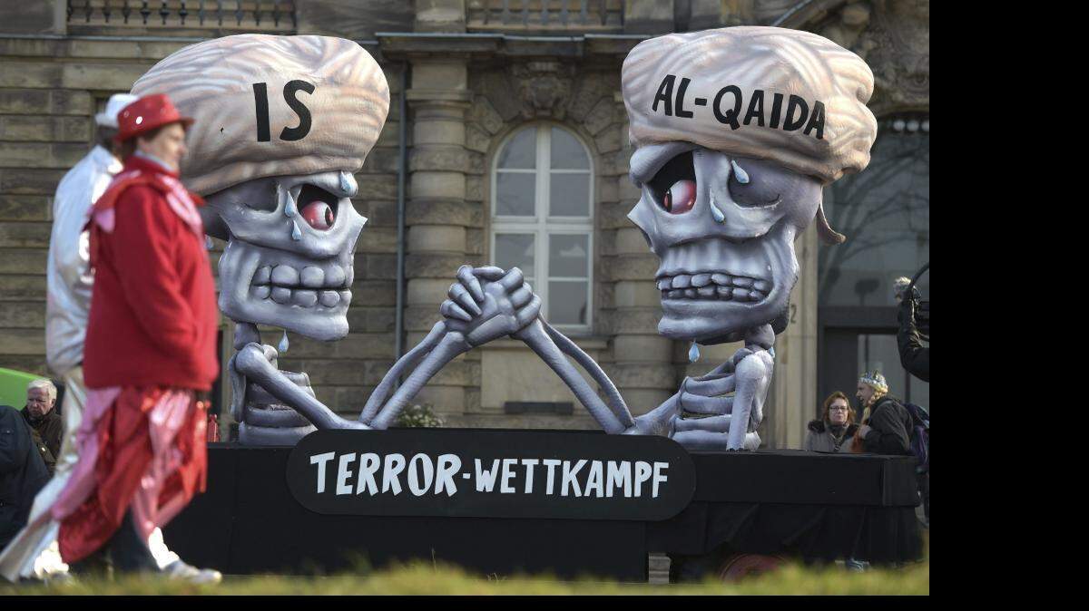 
Figuras de cartón piedra representan a miembros de Al Qaeda y de Estado Islámico durante el carnaval en Düsseldorf (Alemania).
