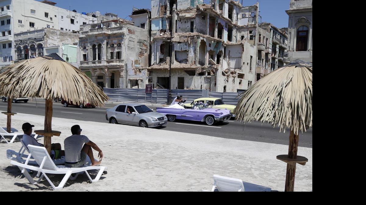 
Instalación artística ‘Reseca’, que imita una playa, en el Malecón de la capital cubana durante la XII Bienal de La Habana
