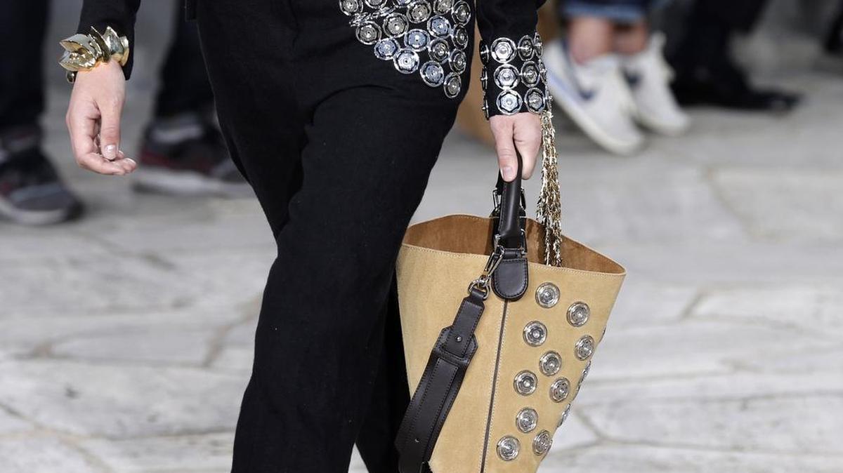 
Una modelo presenta una de las creaciones para Loewe de la Colección Primavera/Verano 2016, el 2 de octubre en París.
