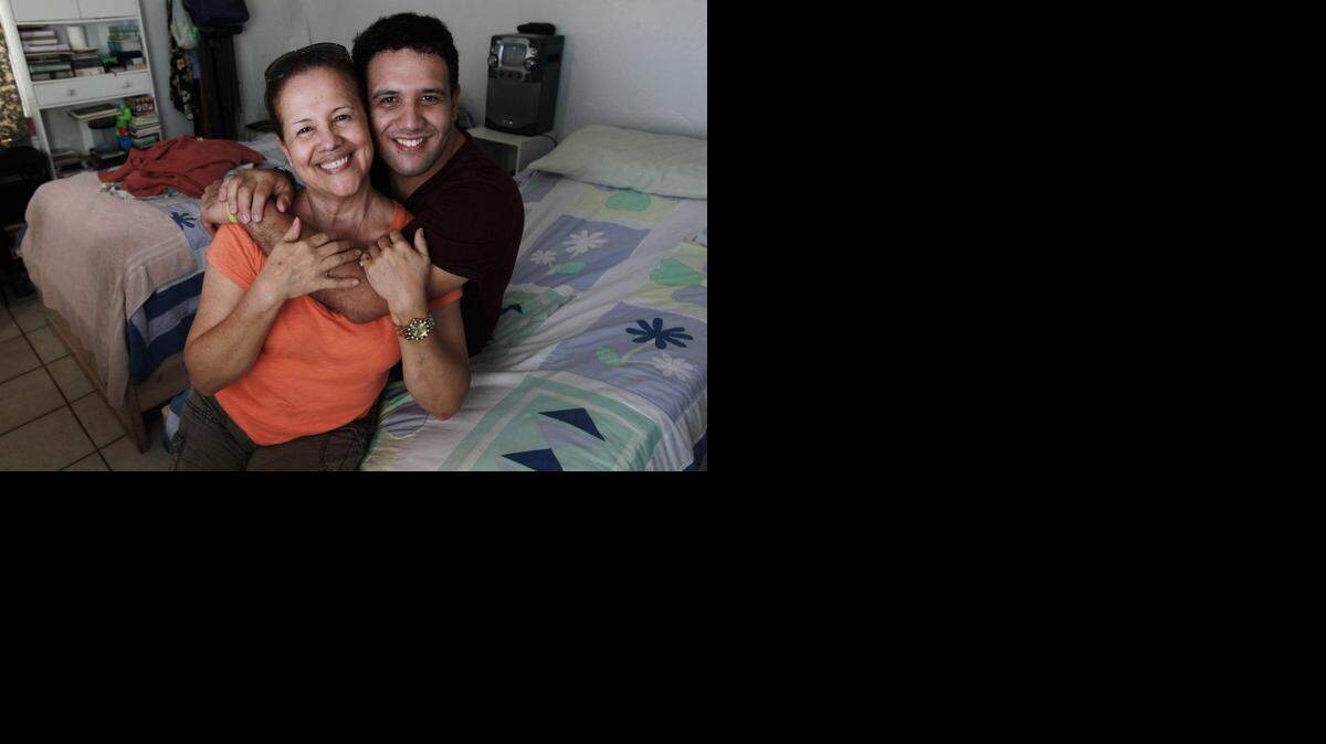 
Miriam Contreras y su hijo Juan Manuel Cobo, quien nació con discapacidades mentales. Esta familia de Miami Beach tiene la esperanza de conseguir un nuevo sofá cama, pases para el ómnibus y ayuda con sus facturas en esta temporada festiva.


