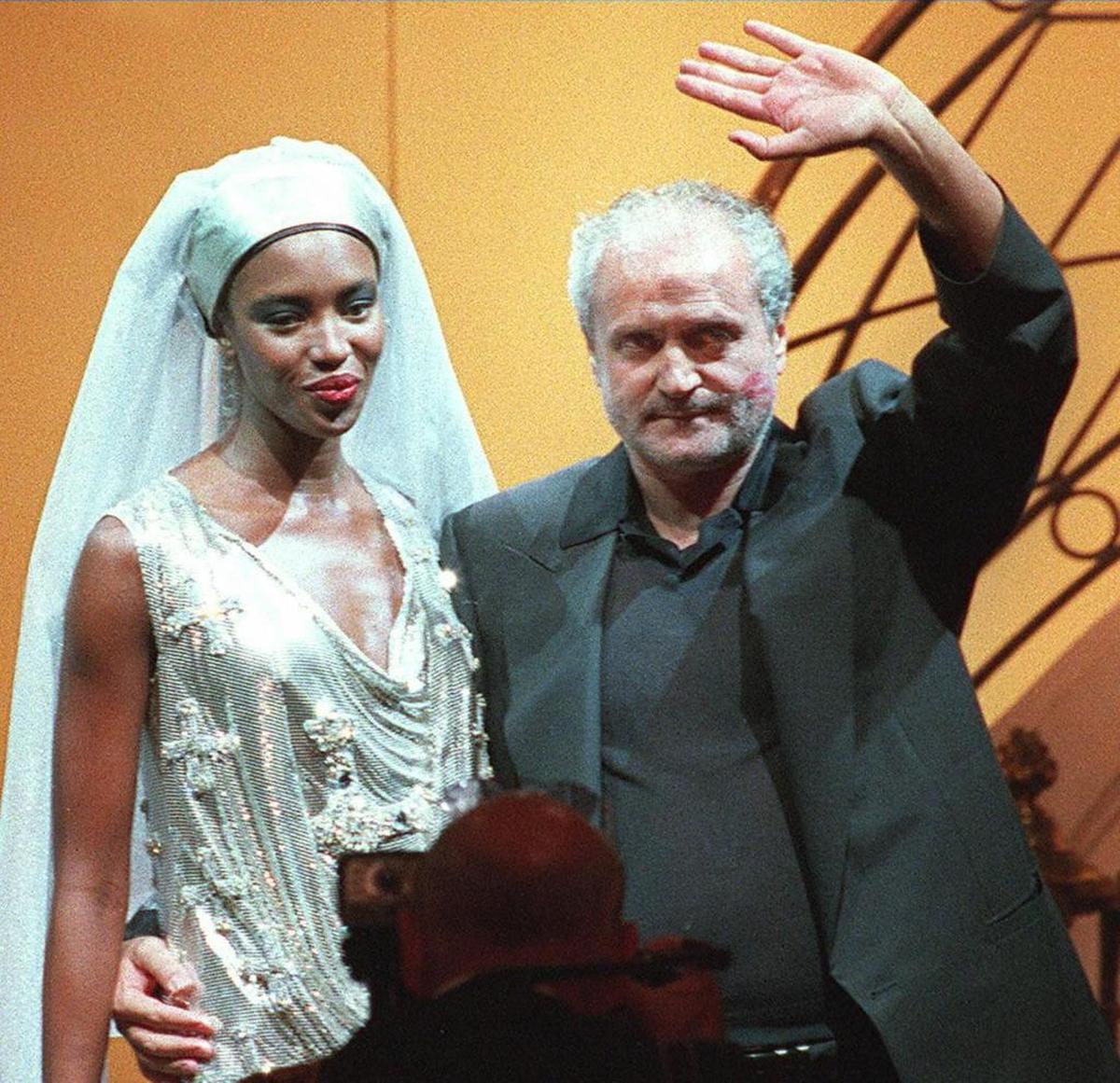El diseñador italiano Gianni Versace y la modelo Naomi Campbell, el 6 de julio de 1997, en París.