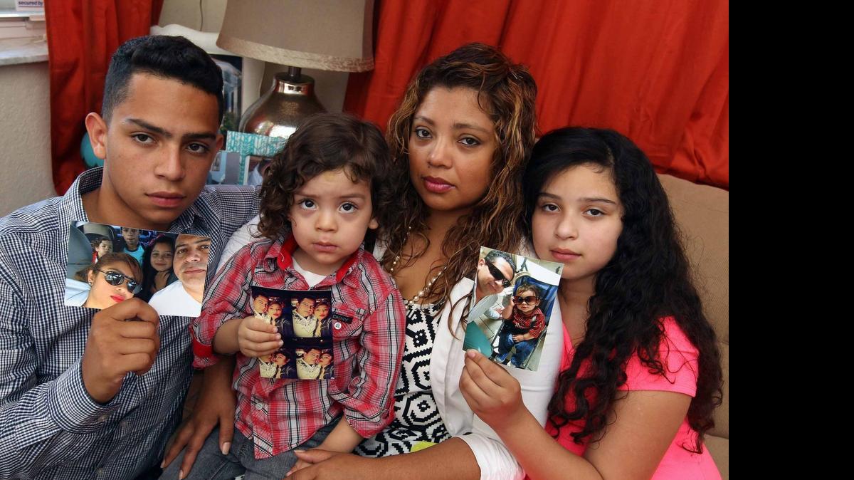 
Karla Hernández (centro), rodeada de sus hijos, de izq. a der.: Carlos, Mariano y Karolay. Su esposo Mario Alcerro se encuentra detenido en una cárcel de inmigracion en el sur de la Florida por una posible deportación. 
