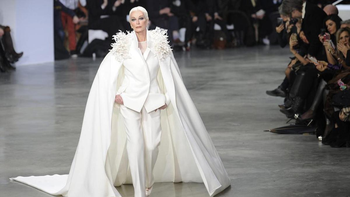 La modelo estadounidense Carmen Dell’Orefice desfila por la pasarela con una creación de la colección de Alta Costura del diseñador francés Stephane Rolland, durante la Semana de la Moda de París, Francia, el 22 de enero del 2013.