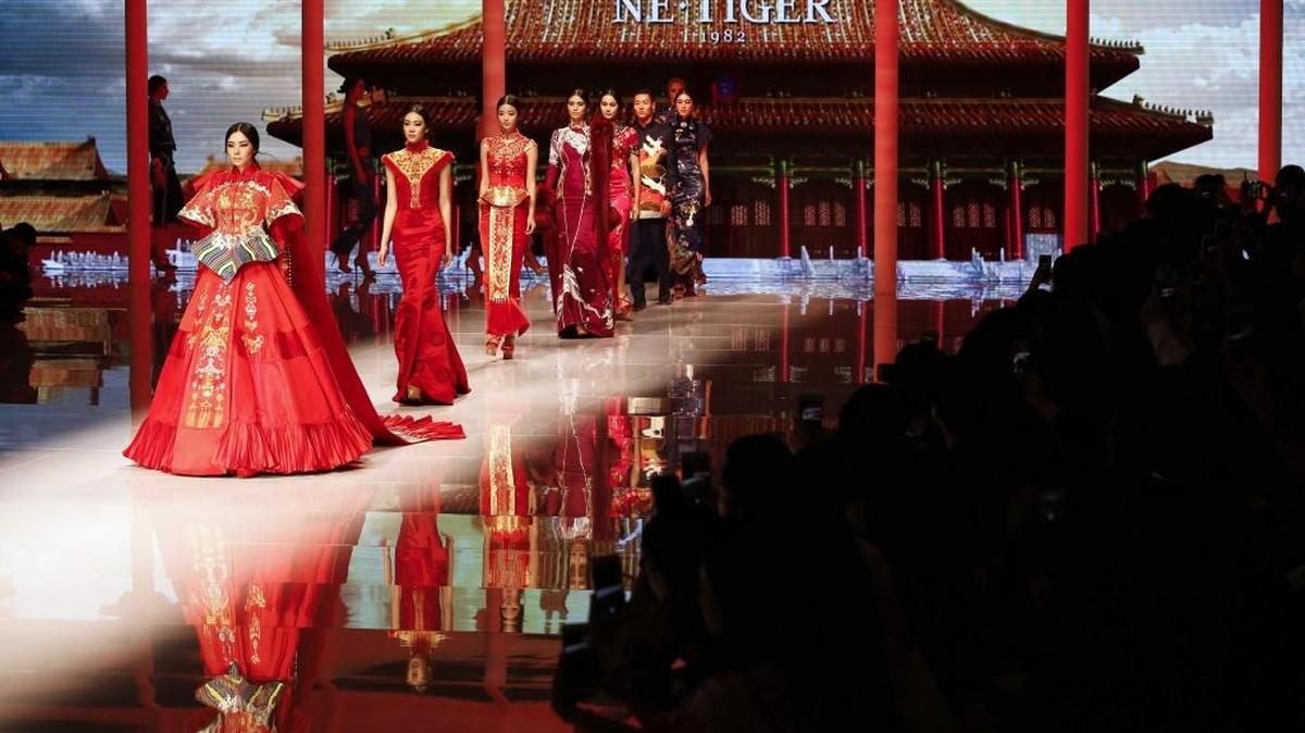 Modelos presentan las creaciones de la casa de costura NE-TIGER Haute Couture, durante la Semana de la Moda China en Beijing, el 25 de octubre.