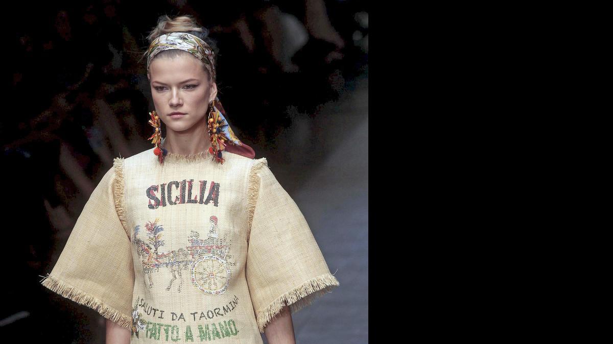 
Una modelo luce una creación de Dolce & Gabbana durante uno de los desfiles de presentación de las pasadas colecciones primavera/verano en Milán.
