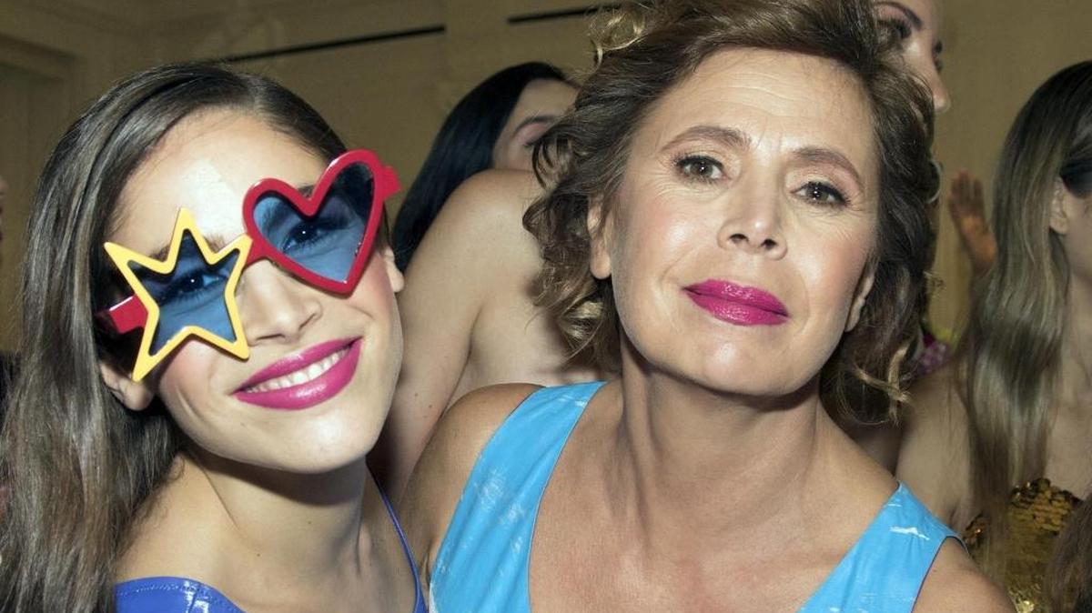 La diseñadora española Ágatha Ruiz de la Prada (d) y su hija Cosima, posan tras la presentación de la colección en el Museo de la Ciudad de Nueva York y dentro del marco de la Semana de la Moda.