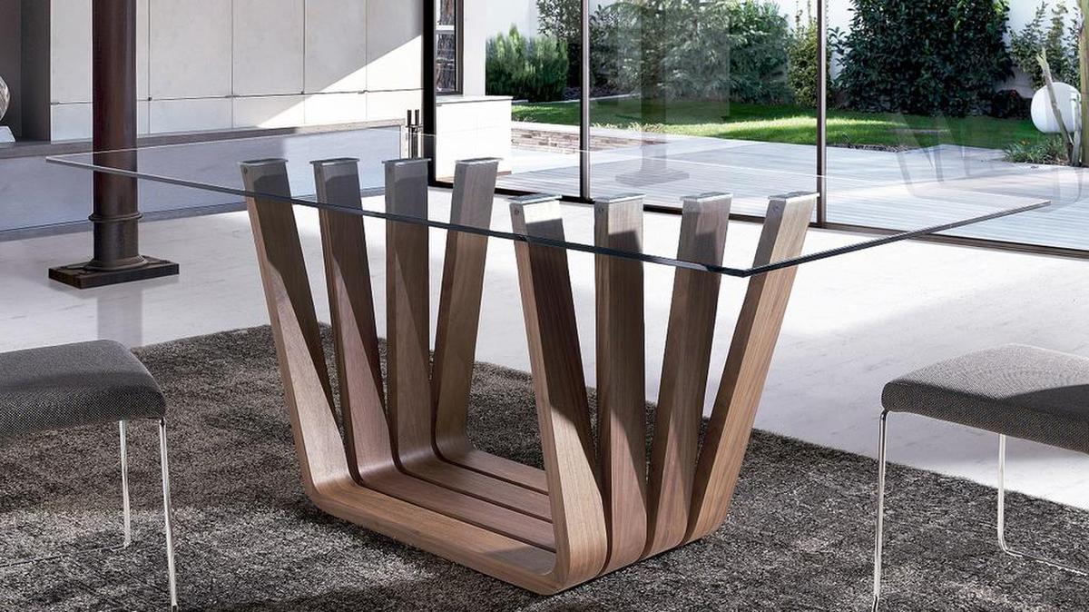 La elección de la mesa del comedor está determinada además de por nuestro gusto decorativo por el espacio y por el número de comensales que pensamos albergar.