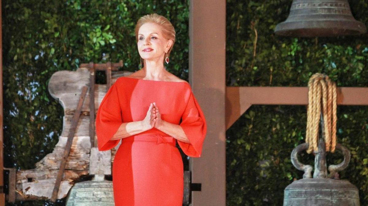 Reinas, primeras damas y ‘celebrities’ visten diseños de Carolina Herrera, la gran dama de la moda que celebra su 35 aniversario sobre la pasarela.