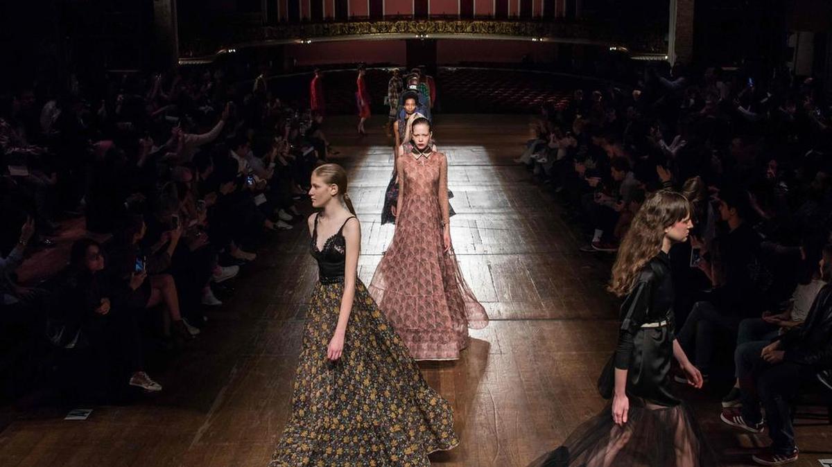 Modelos presentan una creación de A La Garconne durante la Semana de la Moda de Sao Paulo en Sao Paulo, Brasil el 26 de agosto de 2017.