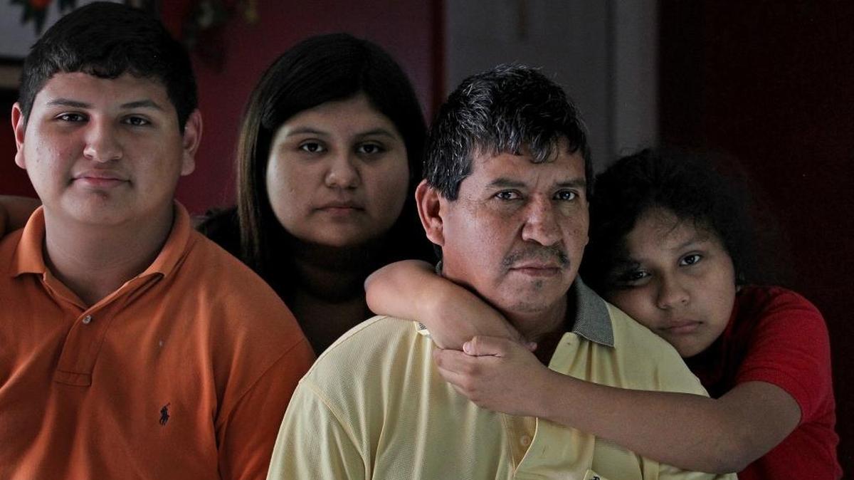 Pedro Linares con sus hijos, Pedro Jr., Maritza y Yarisel, en su casa de Homestead, que necesita reparaciones urgentes.