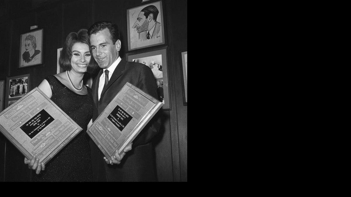 
La legendaria actriz junto a Maximilian Schell, con los premios que les fueron otorgados en 1962 por el círculo de críticos de Nueva York. Shell fue el mejor actor por “Juicio en Nuremberg’’. Loren, mejor actriz por la cinta “Dos mujeres’’.


